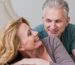 adoravel-homem-senior-e-mulher-sorrindo_23-2148268596